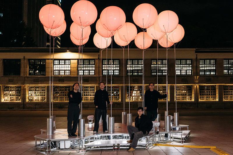 新銳團隊「雜波」創作《一首天空的歌》，運用聲光互動將將氣球的特性轉化為新意。圖片提供：雜波團隊