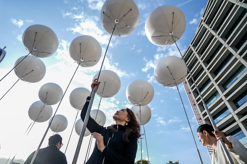 120萬優選作品《一首天空的歌》用氣球、聲音與光影和天空即興合奏