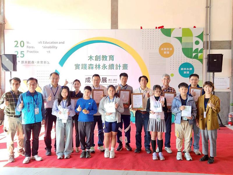 頒發參與木育計畫學校大合照