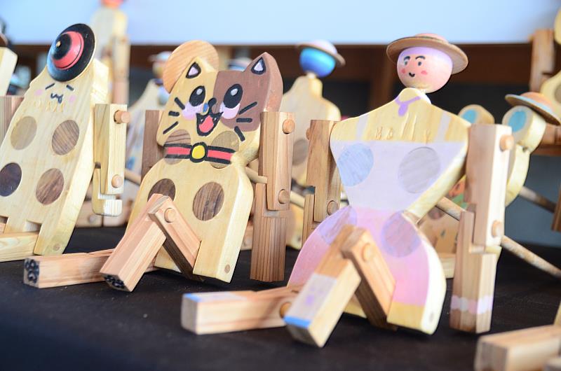 進入學校邀請學生製作跳舞吧人偶DIY，穩健木育扎根