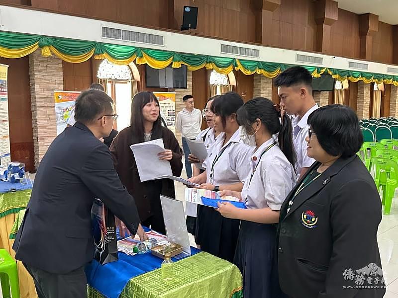 現場學生踴躍諮詢