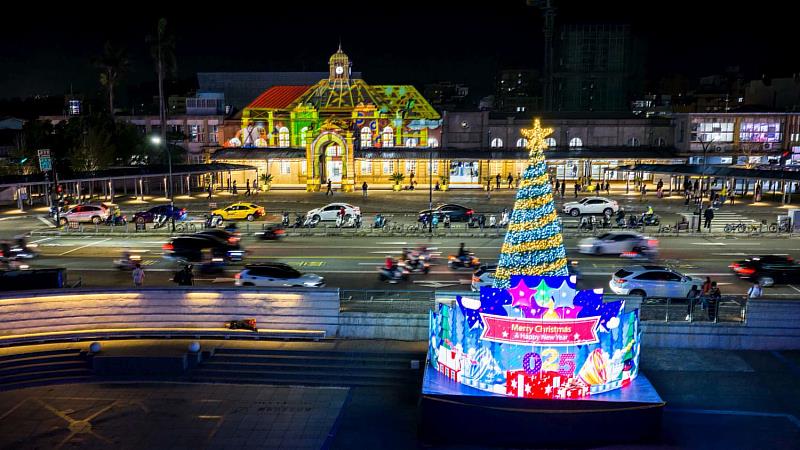 新竹火車站百年車站光雕展演及站前主燈「逐夢之樹」。