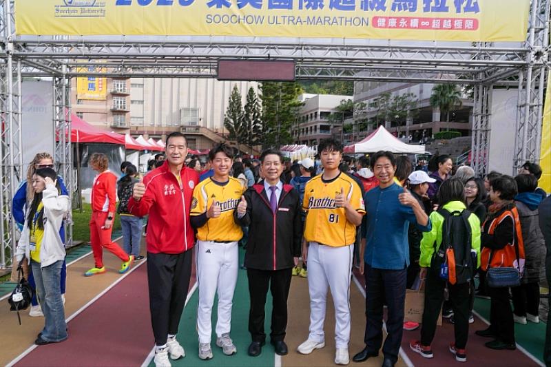 圖三、中信兄弟棒球隊伍立辰、陳冠穎兩位選手以行動支持東吳超馬。