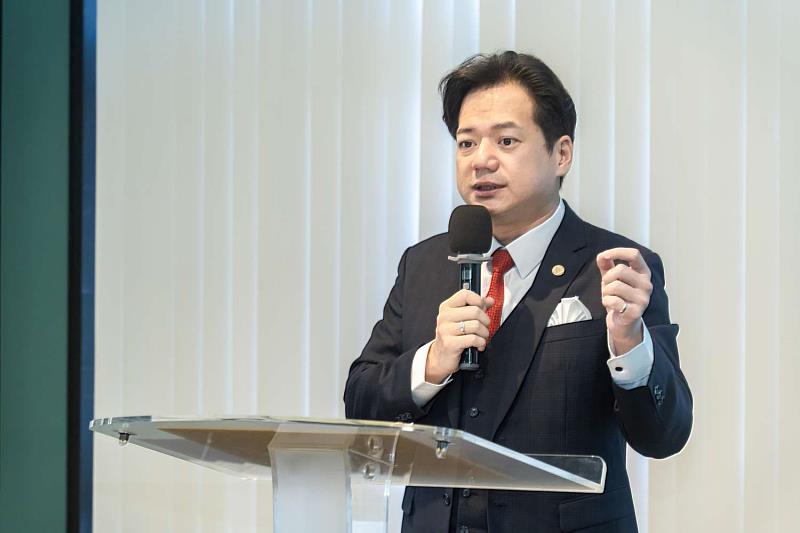 代理市長邱臣遠致詞勉勵。