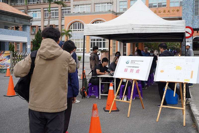 今（29）日林業保育署臺東分署於臺東市東海國中辦理 115 年森林護管員甄試術科測驗，考生一早於現場進行報到及機車檢錄