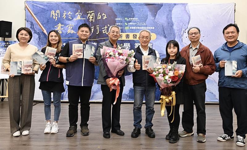 大合照。由左至右分別為-宜蘭縣政府文化局局長黃伴書、黃琤婷議員助理陸盈穎、吳宗憲立委、徐惠隆、宜蘭縣代理縣長林茂盛、陳宜萱、評審吳敏顯老師、評審吳茂松老師。