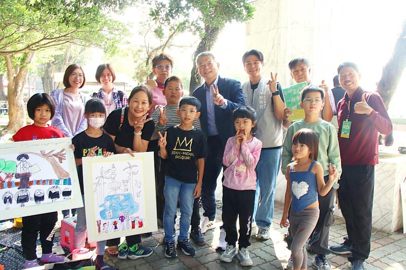0_林瑞彥副市長與創作的孩子們合影