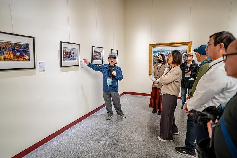 攝影名家陳楚泉向現場賓客解說參展作品中以快門留存的蘭陽風情。