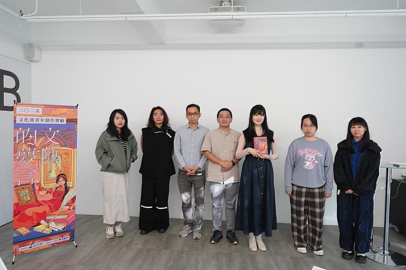 文化部今（29）日舉辦114年度第二場「青年創作成果媒合會」，邀請（左起）王麗雯、陳致霖、李奇儒、許宸碩（石頭書）、蔡宜汎、林韋汝（阿歷）、林安狗；另有林佳文、陳議威（Fog）線上參與，9位創作者展現青年豐沛的創作能量。