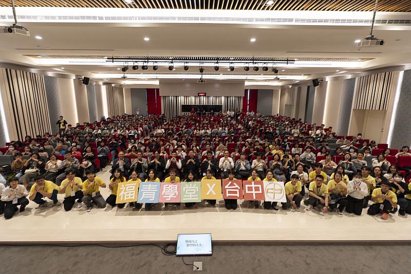 中山醫大與中部大專院校近四百名師生出席聆聽侯文詠講座，場面熱烈。