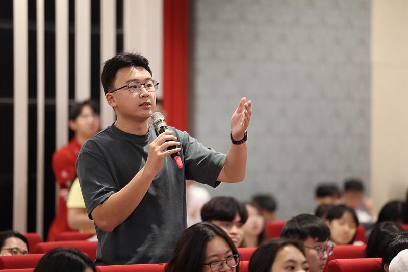中山醫大學生於講座中踴躍提問，與侯文詠進行深度交流。