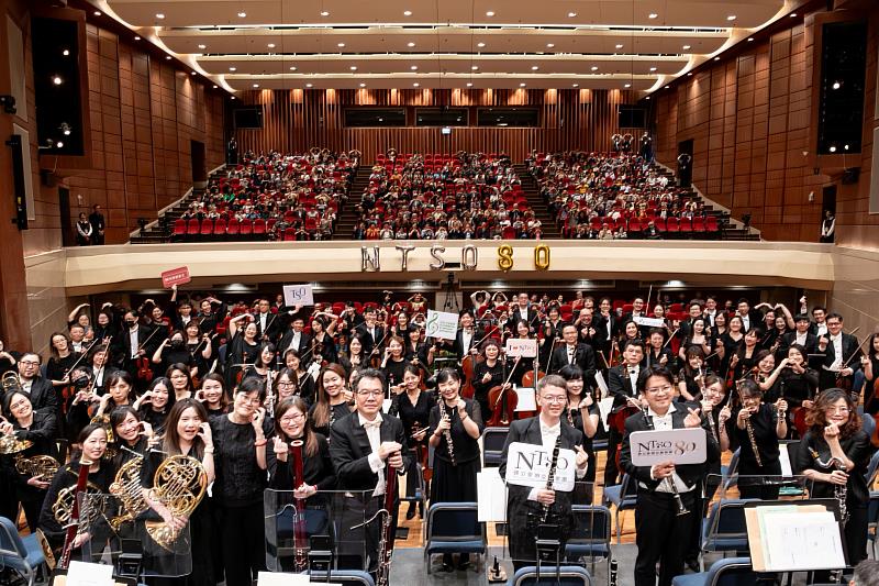 NTSO 80週年團慶音樂會《簡文彬與國臺交》臺灣5大職業交響樂團同台共演，演出結束與全體觀眾大合照