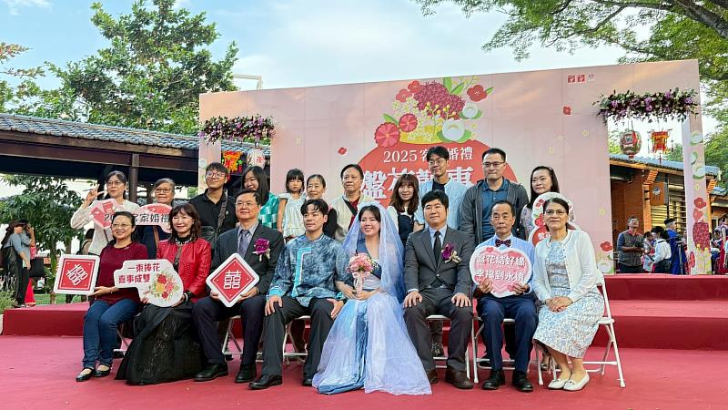 2025高雄客家婚禮登場，邱副主委與現場新人合影。