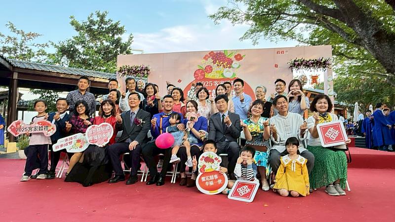 2025高雄客家婚禮登場，邱副主委與現場新人合影。