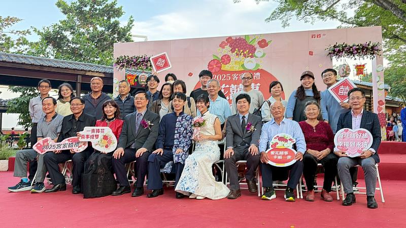 2025高雄客家婚禮登場，邱副主委與現場新人合影。