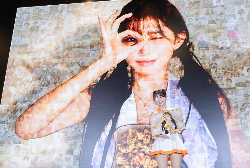 台灣大哥大《大可同樂 李珠珢粉絲見面會》上，工作人員獻上以現場粉絲照片拼貼而成的「李珠珢蒙太奇」拼貼照片作為驚喜禮物，李珠珢驚喜又感動，眼泛淚光道感謝。