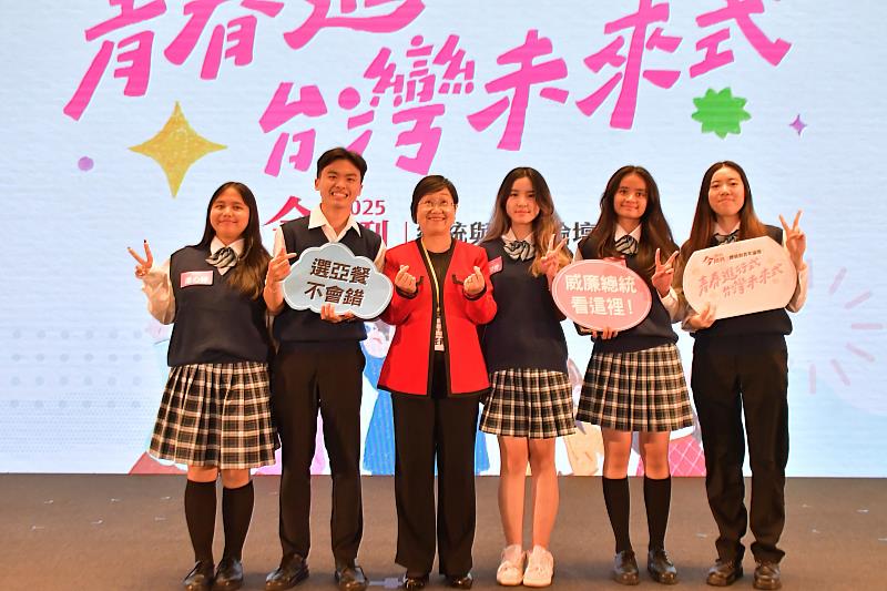 徐佳青與亞洲餐旅學校僑生合影。