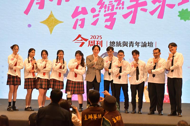 總統賴清德與致用高中僑生合影。