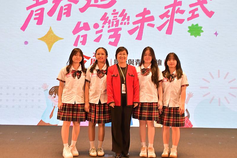 徐佳青與樹人家商僑生合影。