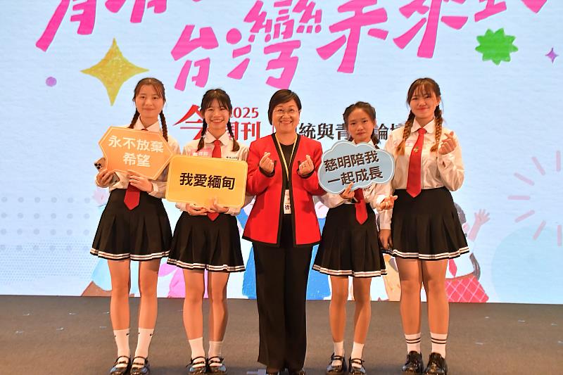 僑務委員會委員長徐佳青與慈明高中僑生合影。