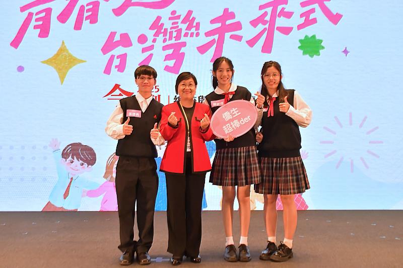 徐佳青與樹德家商僑生合影。