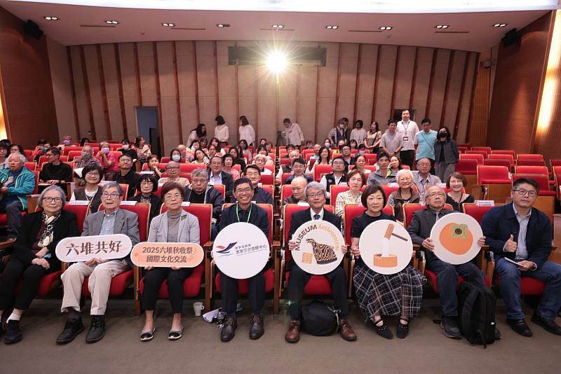 六堆慶秋收，千人食福宴，國際賓客也驚豔，吉田憲司名譽教授蒞臨演講，與會來賓合影。