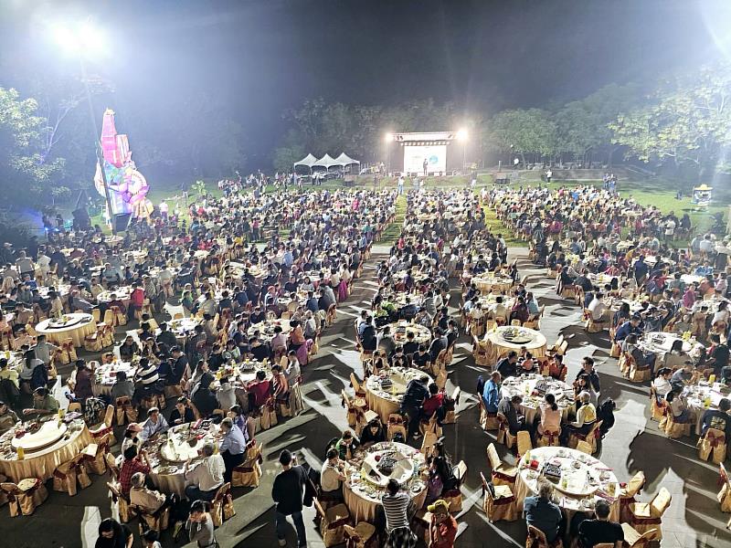 六堆慶秋收,千人食福宴,國際賓客也驚豔,食福宴民眾享用客家美食。