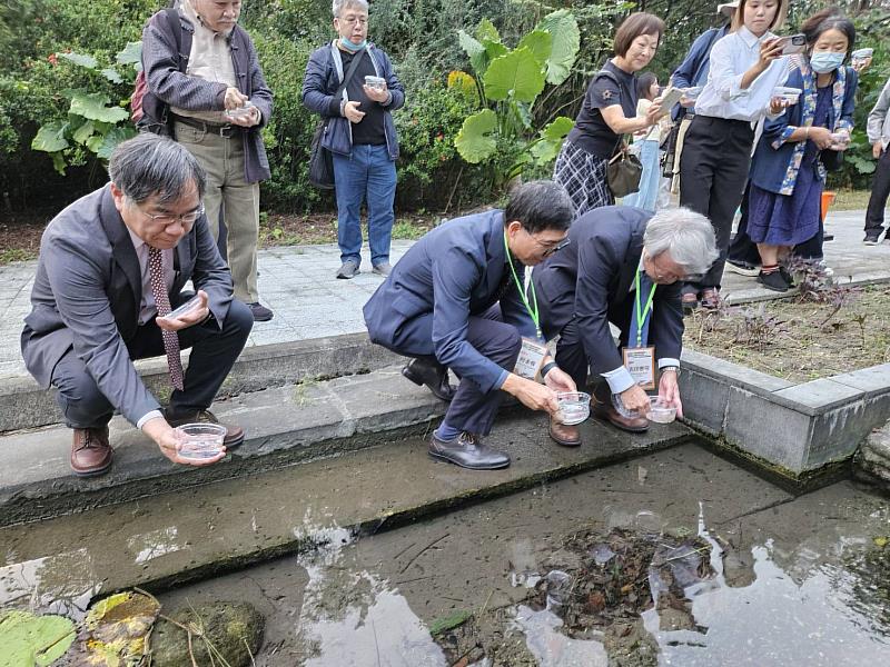 六堆慶秋收，千人食福宴，國際賓客也驚豔，「條紋小䰾」異地復育放流活動。（左起：台南藝術大學邱上嘉校長、客發中心何金樑主任、吉田憲司名譽教授）