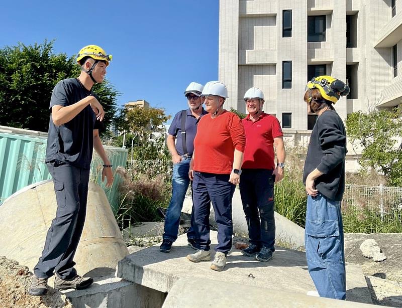 IRO國際評核官參訪竹市搜救犬訓練場，表示建置完善並符合犬隻需求。