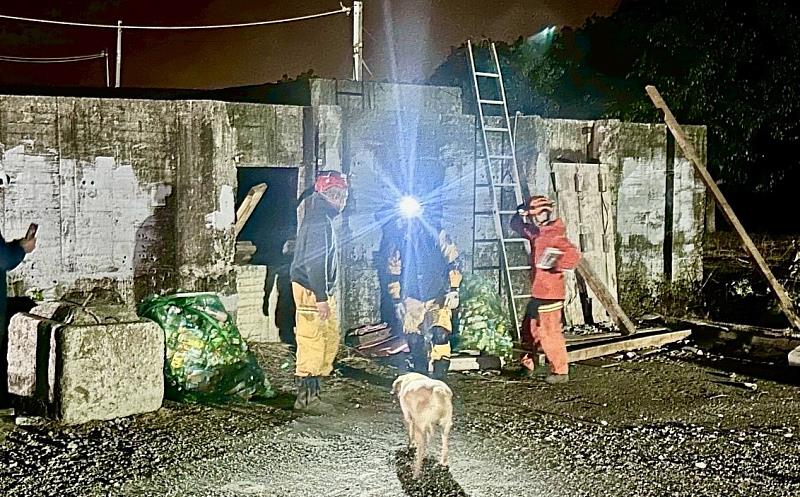 竹市搜救犬在MRT測驗情形。