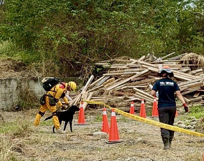 竹市搜救犬在MRT測驗情形。
