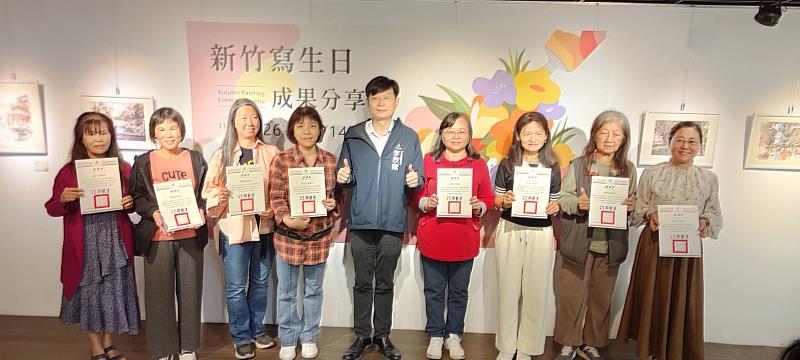 文化局副局長李欣耀頒發感謝狀。