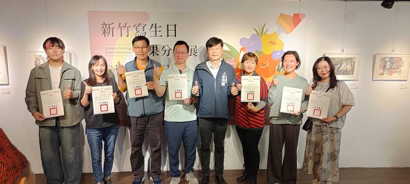 文化局副局長李欣耀頒發感謝狀。