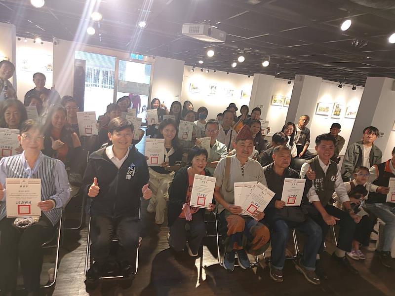 文化局副局長李欣耀與貴賓合影。