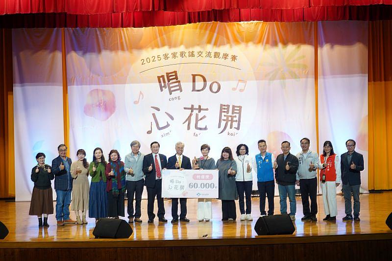 客家歌謠中區場跨世代共響傳承，特優獎台中室內女聲合唱團頒獎。