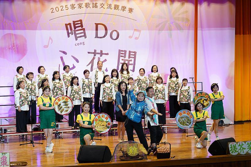 客家歌謠中區場跨世代共響傳承，優等獎苗栗縣公館鄉中義社區發展協會演出。