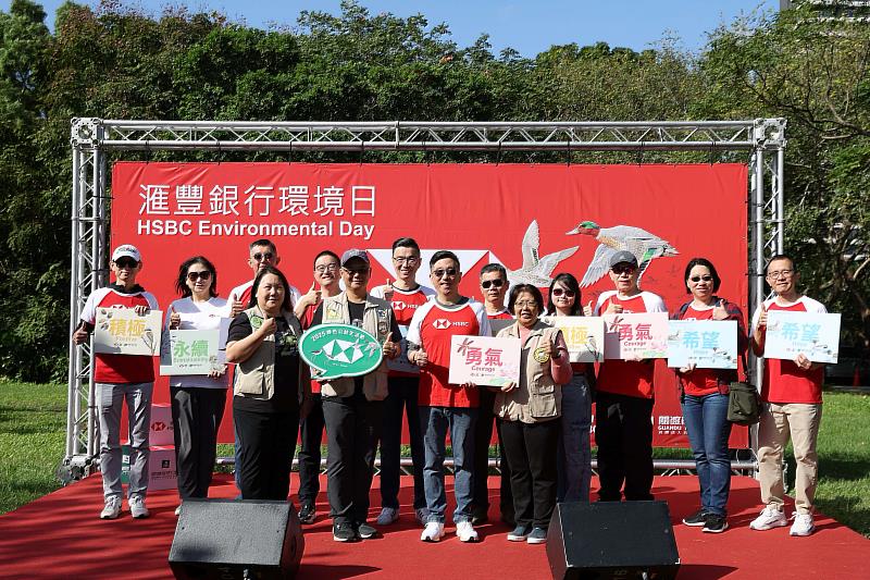 滙豐銀行高階主管於「滙豐環境日－綠色公益生活節」開幕式上手持五色卡，表達對環境永續的祝福。