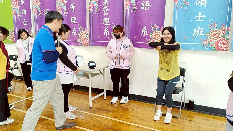 「健康體能-體適能檢測與訓練」30秒椅子坐立檢測。（照片/校方提供）