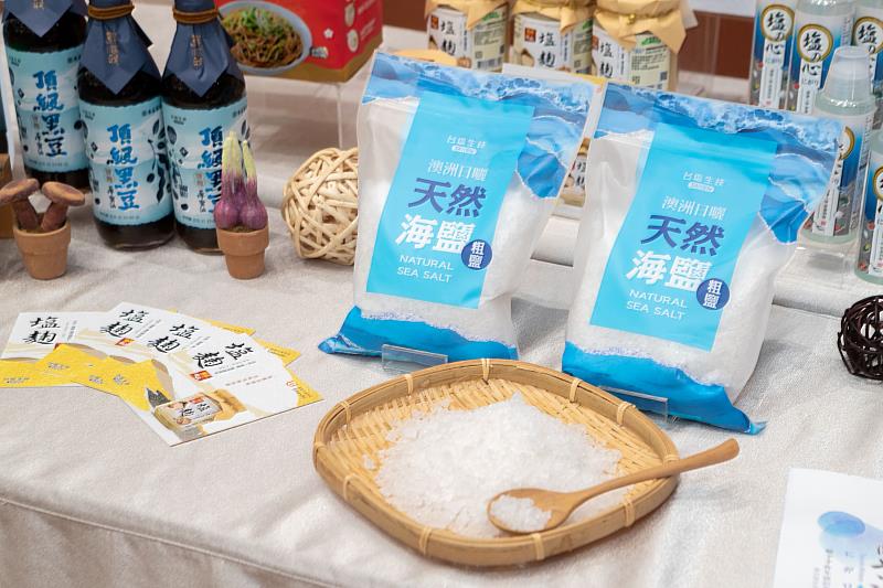 臺鹽日曬天然海鹽結晶完整、受熱均勻,是「鹽焗」料理的秘密武器。不僅能完整鎖住食材肉汁,其特有回甘風味更能提升魚蝦鮮嫩口感,成為本次冬季辦桌演繹海鮮大菜的靈魂配角。