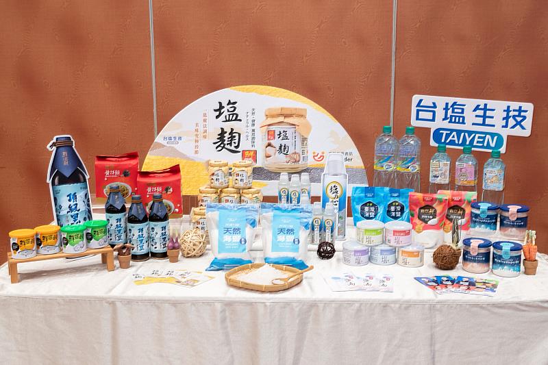 時序入冬，臺鹽化身「廚房神隊友」！包含各式鹽品、鮮選我塩麴、頂級黑豆鹽麴厚醬油、鹽麴醬拌麵、鹽滷等，全系列產品滿足多元冬日料理需求。