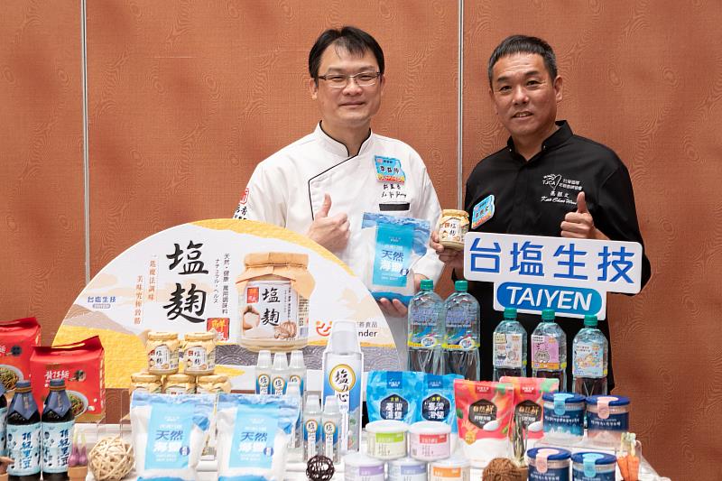 「臺南總舖師四季辦桌－冬季場」，特邀兩大名廚高振文（右）及李益仲（左）掌勺，強強聯手運用臺鹽天然海鹽，演繹冬季海鮮最純粹的鮮甜本色。