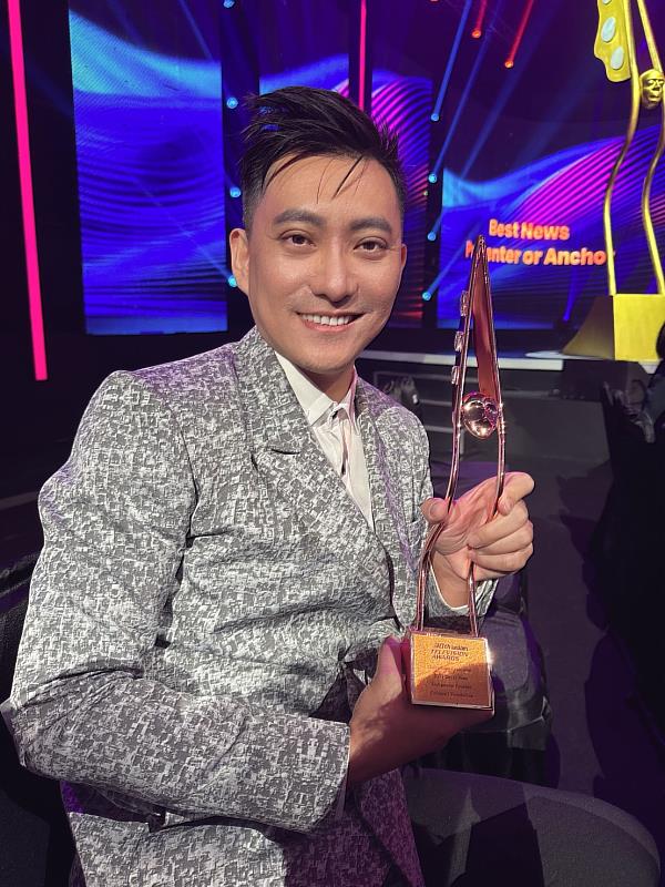 《原視每日新聞》奪亞洲電視大獎－製作人Umas Suqluman巫瑪斯．索克洛曼代表團隊上台領獎。