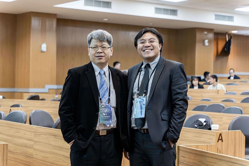 「2023年台灣電化學學會年會」王復民特聘教授（右）與學會理事長清大胡啟章教授（左）合照。