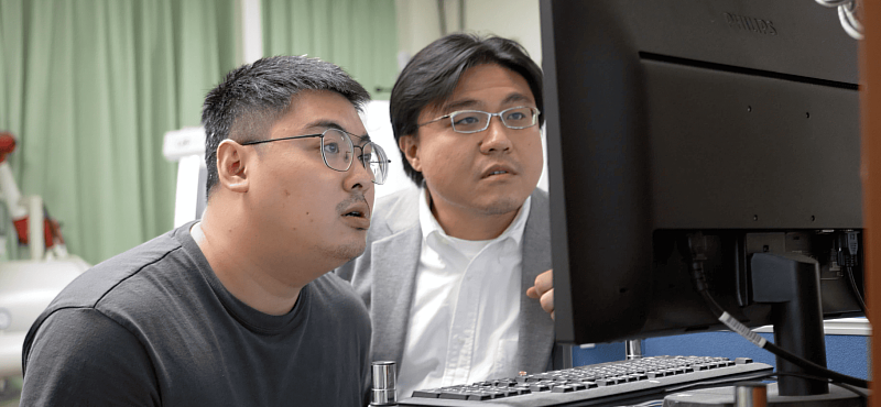 王復民特聘教授（右）與研究團隊工作照。