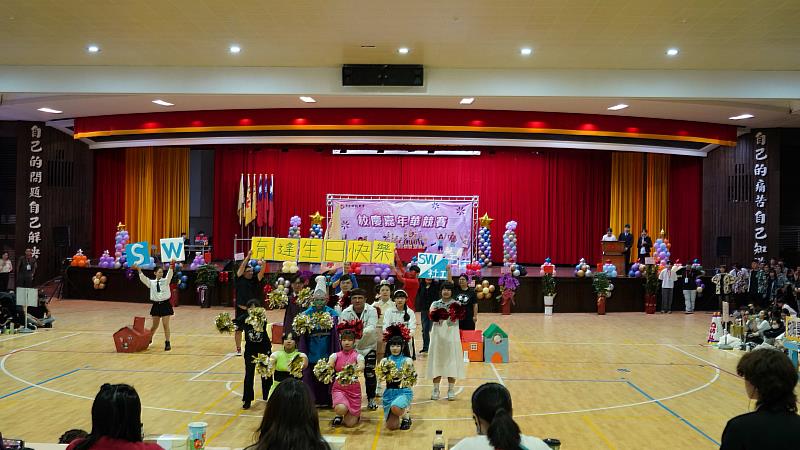 嘉年華競賽第2名社會工作系精彩表演。