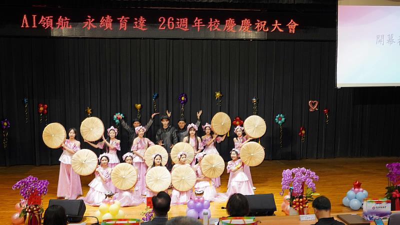 育達科技大學越南舞蹈社同學熱鬧開場。