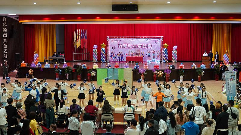 育達科技大學王育文董事長與獲獎教職員生合影。