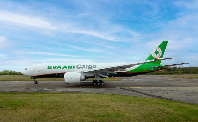 長榮航空、長榮空運倉儲與長榮航勤繼今年年初取得國際航空運輸協會CEIV  Lithium Batteries（鋰電池），再獲Fresh（生鮮貨物）及Live Animals（活生動物），成為全球少數能在航空公司、貨運倉儲及地面服務三大領域，同步取得3項認證的航空集團。