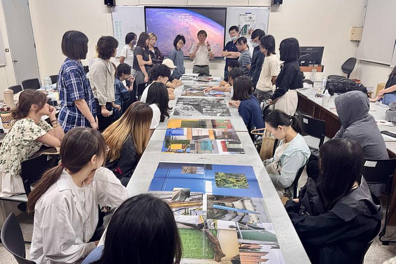 南大同學近距離觀摩《拾像圖》攝影藝術書編排結構，理解非單張影像的觀看與閱讀方式。