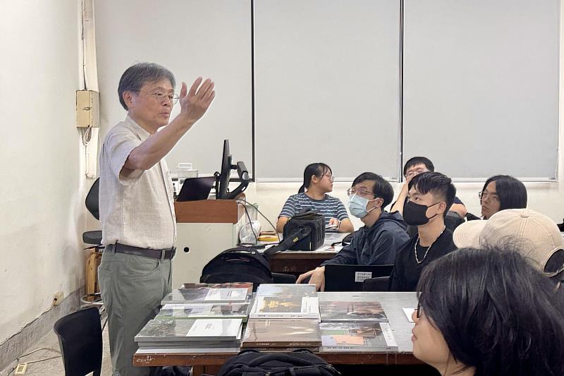 南大USR計畫講座現場,游本寬以自身創作歷程解析「觀念先行」的攝影藝術思維。